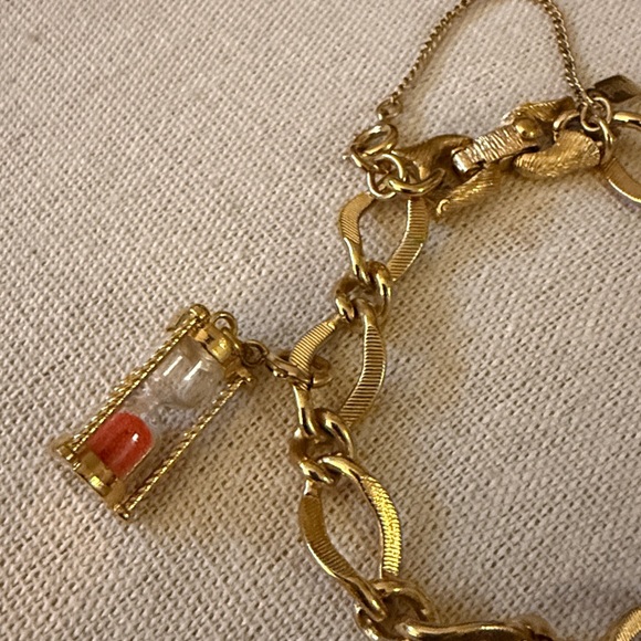 Monet Vintage Gold Plated Link Bracelet with 3 Charms & Safety Chain. Signed. - Picture 3 of 7